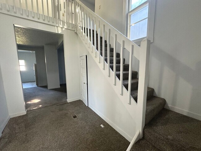 Foto del edificio - 4 bedroom / 2 bath home with lots of room!
