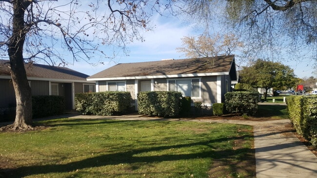 Building Photo - 2511 W. VICTOR CT 2 BEDROOM 1 BATHROOM  DU...