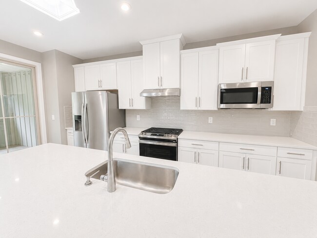 Building Photo - Modern Luxury Townhome Near Downtown Greenville