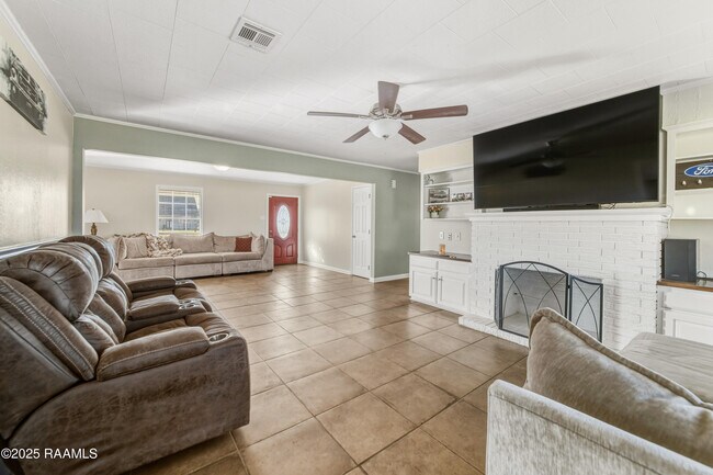 Building Photo - 1122 Dugas Rd