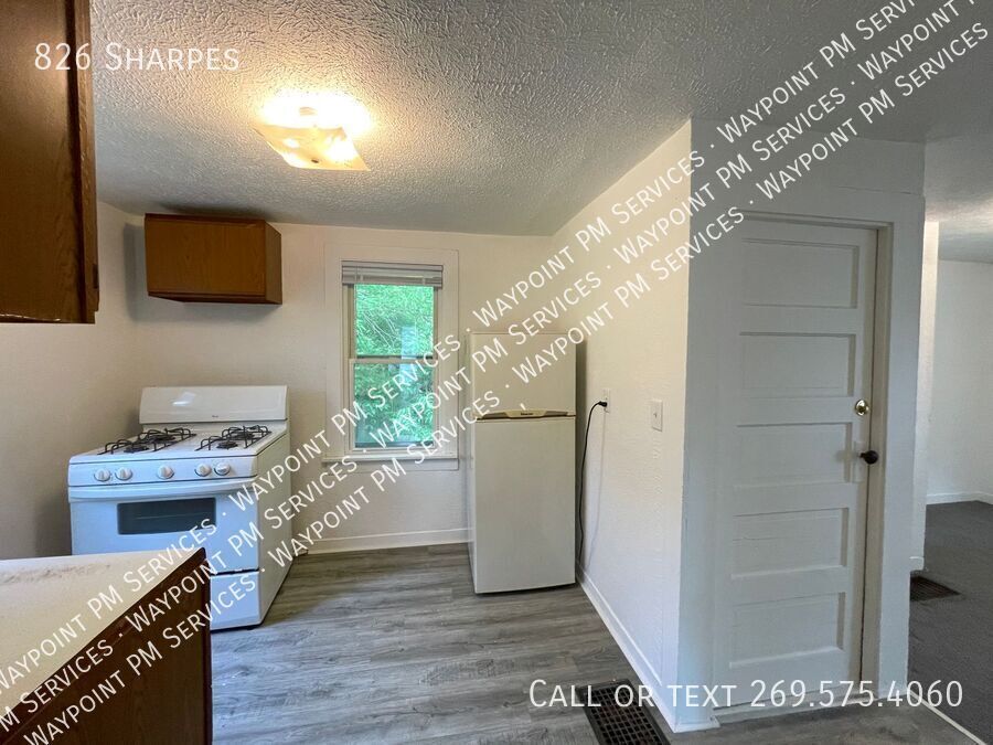 Building Photo - 826 Sharpes-