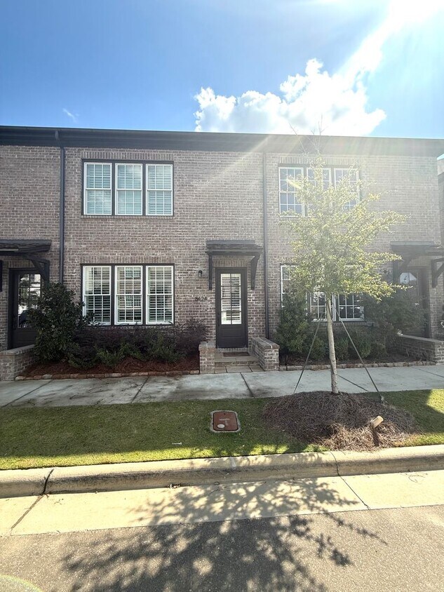 Foto principal - ** 3 Bed 3 Bath located in Hampstead ** Ca...