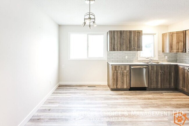 Photo du bâtiment - Spacious, Updated Pet Friendly Half Duplex with Fenced Yard!