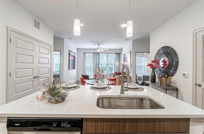 Foto del edificio - 17401 W Lake Houston Pkwy