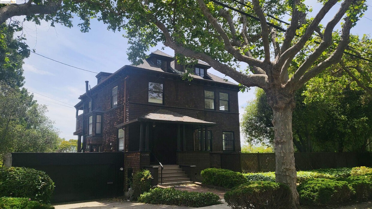 Primary Photo - 2058 Oakland Ave