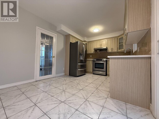 Building Photo - 2 Axsmith Crescent