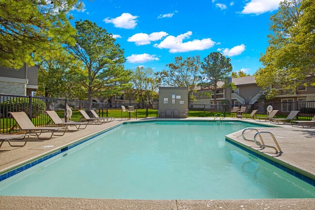 Building Photo - Eagle Point