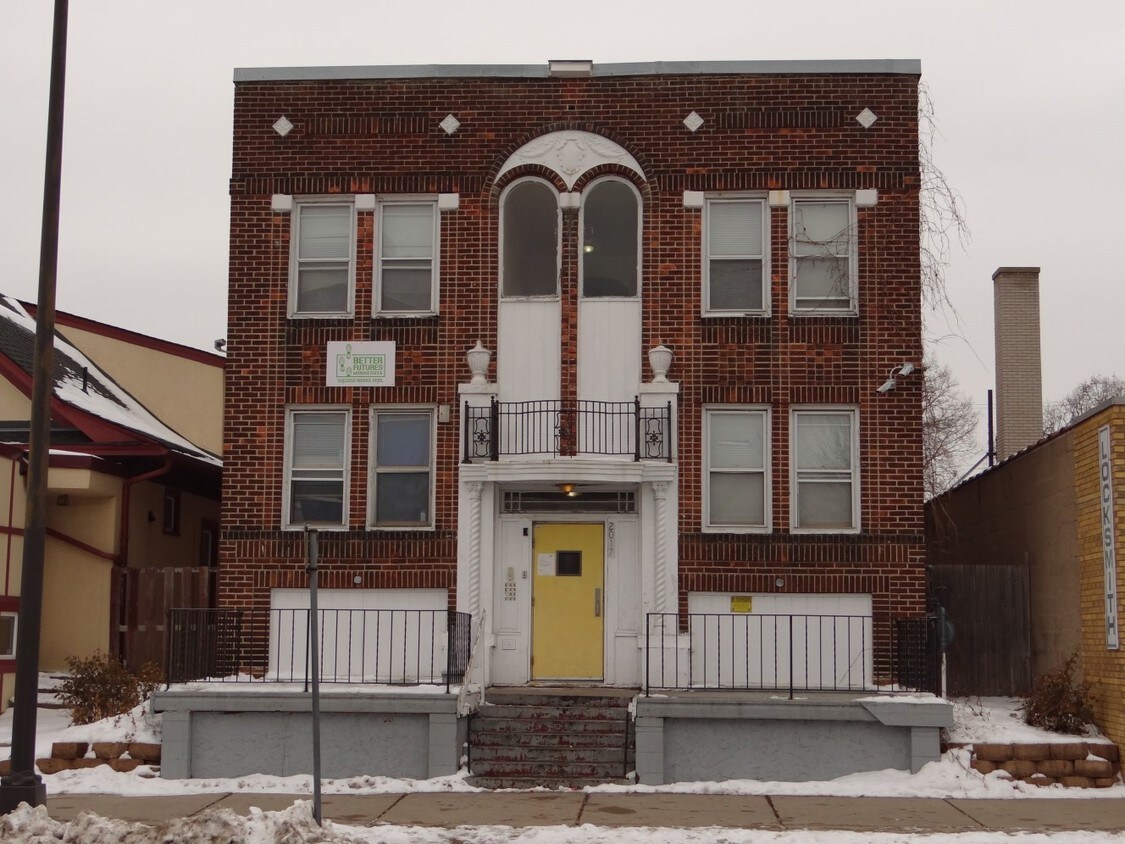 Building Photo - 2017 Emerson Ave N