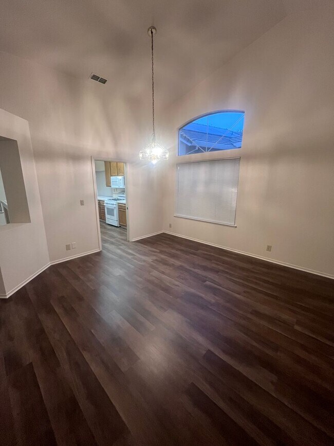 Foto del edificio - NICE UPDATED HOME IN ANTELOPE!!