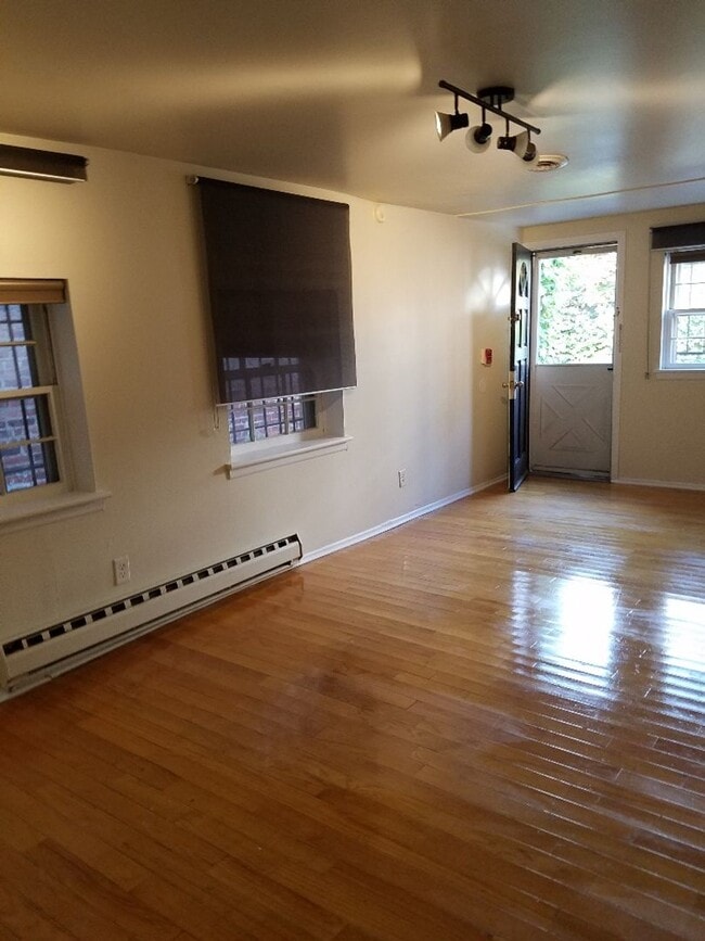 Building Photo - Spacious 1 BR w/ Private Entrance & Renova...