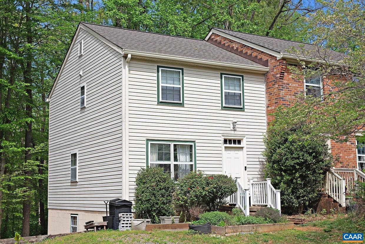 Primary Photo - 137 Quince Ln