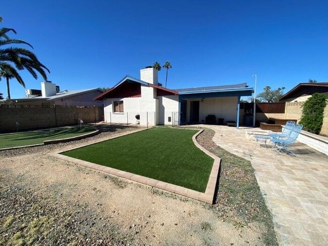 Building Photo - 1733 E Campus Dr