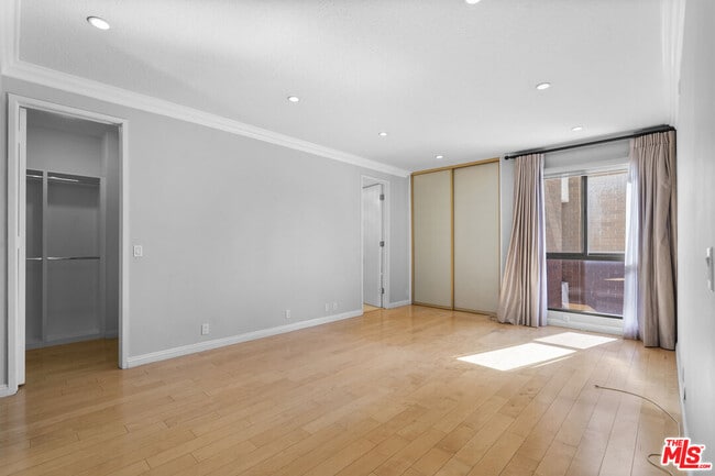 Building Photo - 4477 Wilshire Blvd