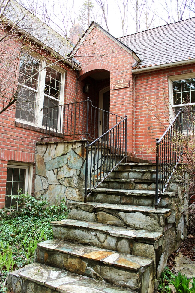 Building Photo - 935 NE B St