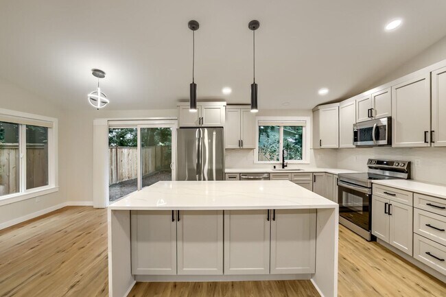 Foto del edificio - Bright & Charming 4bed/2.5bath in Desirable Edmonds Neighborhood!
