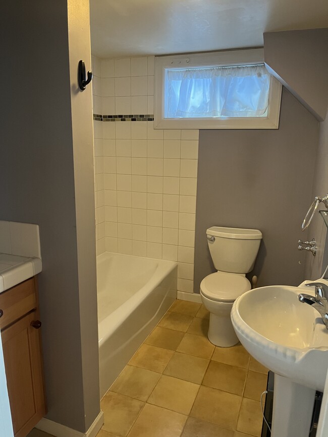 Full Bathroom - 2711 SE 59th Ave