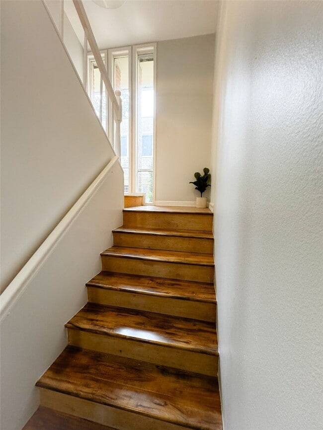 Building Photo - 637 S Ripple Creek Dr