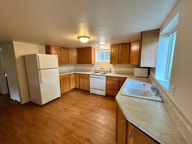 Building Photo - Recently Renovated Spacious 4-Bedroom Triplex