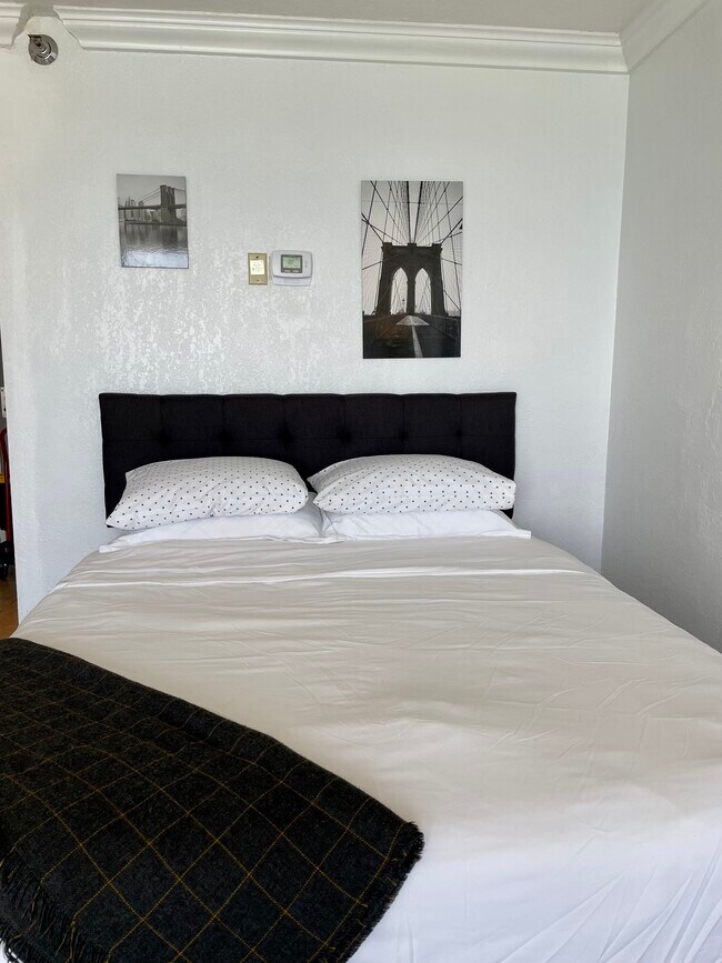 Habitación con cama Queen con colchón de alta calidad en confort - 19201 Collins Ave