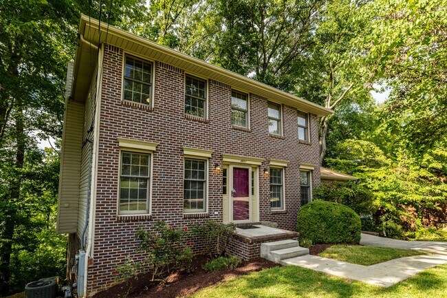 Building Photo - Knoxville 37909 - 4 bedroom, 3.5 bath home...