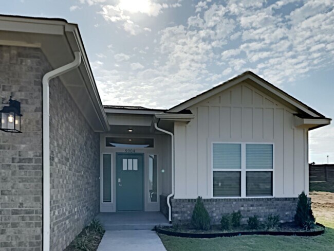 Building Photo - A Nice 3 Bedroom 2.5 Bathroom Custom Home ...