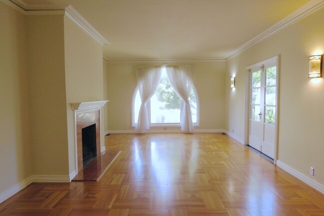 Building Photo - Huge 2 Bedroom flat with 2 Car Tandem Parking