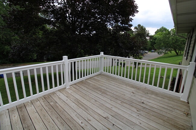 Building Photo - 12 King Arthur Pl