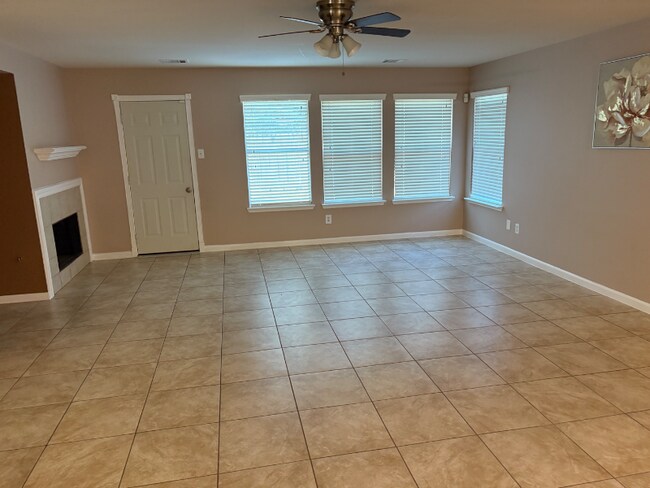 Foto del edificio - 327 Remington Heights Dr