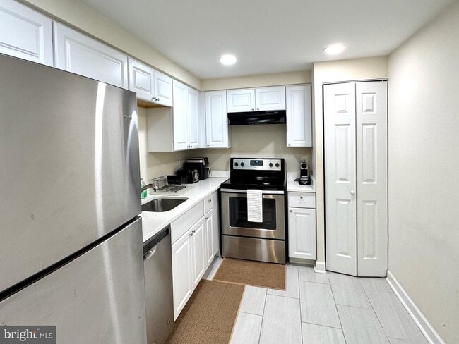 Building Photo - 7680 Tremayne Pl