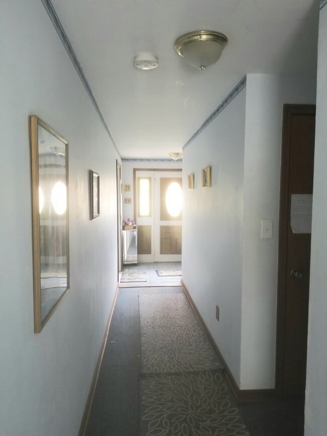 Hall de entrada acogedor, impecablemente limpio. - 2175 Amy Dr