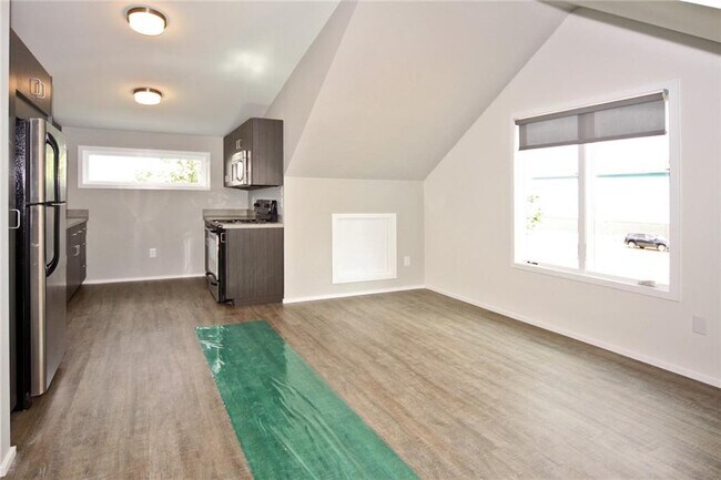 Building Photo - 1125 E 10th St