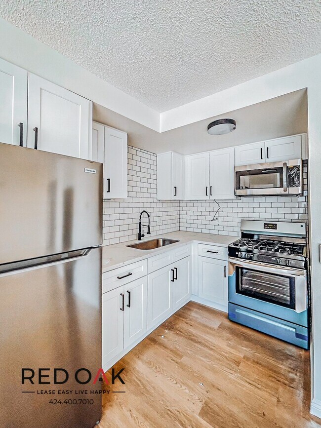 Foto del edificio - Remarkable Bright and Sunny Completely Rem...