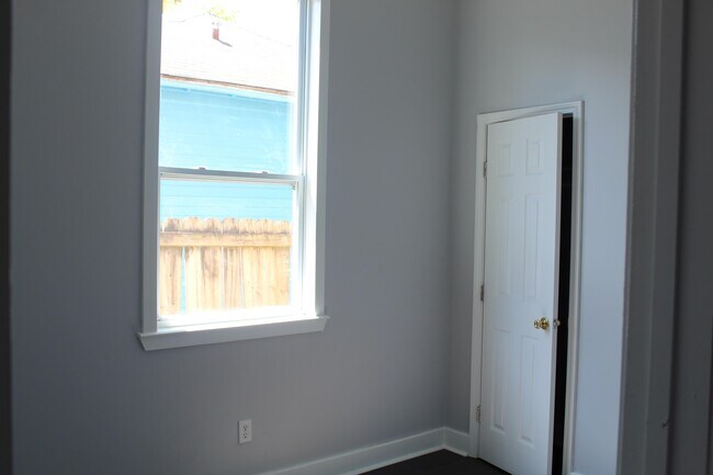 Building Photo - 1616 Painters St