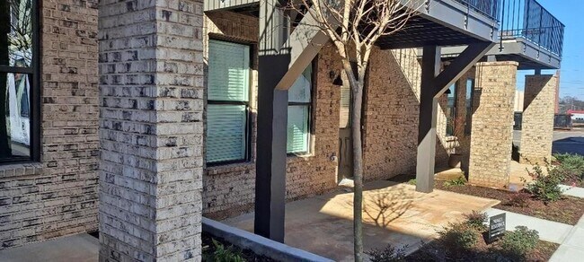 Building Photo - 717 Katherine Johnson Ln