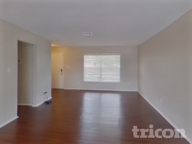 Foto del edificio - 125 Hidden Lake Dr