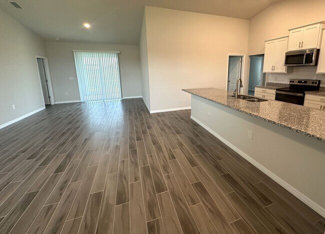 Building Photo - 4 Bedroom 2 Bathroom 3 Car Garage- NW Cape...