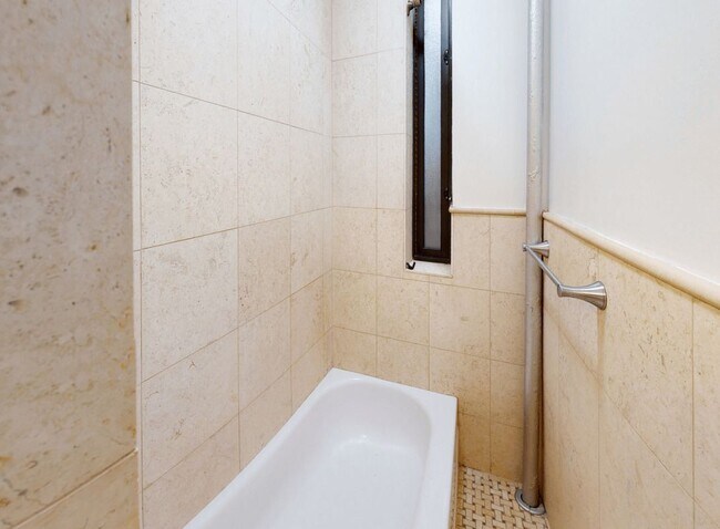 Foto del edificio - 216 E 95th St
