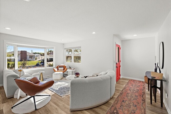 Building Photo - 146 Avenida Barcelona