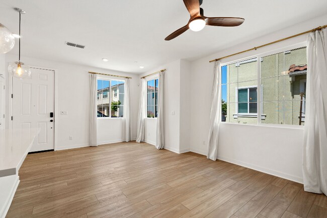 Foto del edificio - 5300 E Commerce Way