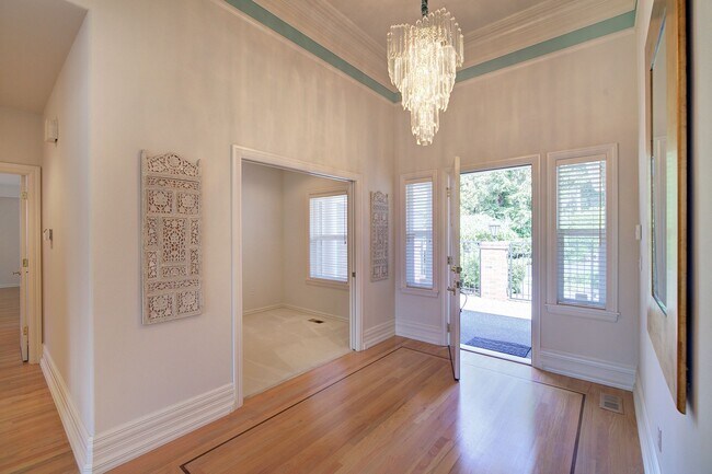 Building Photo - 3bd/2.5ba Bellevue Home