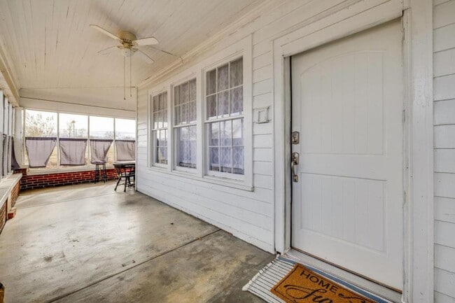 Building Photo - 818 5th St