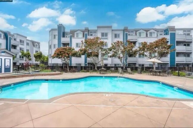 Foto del edificio - 6400 Christie Ave