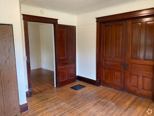 Building Photo - 1051 E Johnson St