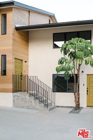 Building Photo - 2436 1/2 Armstrong Ave