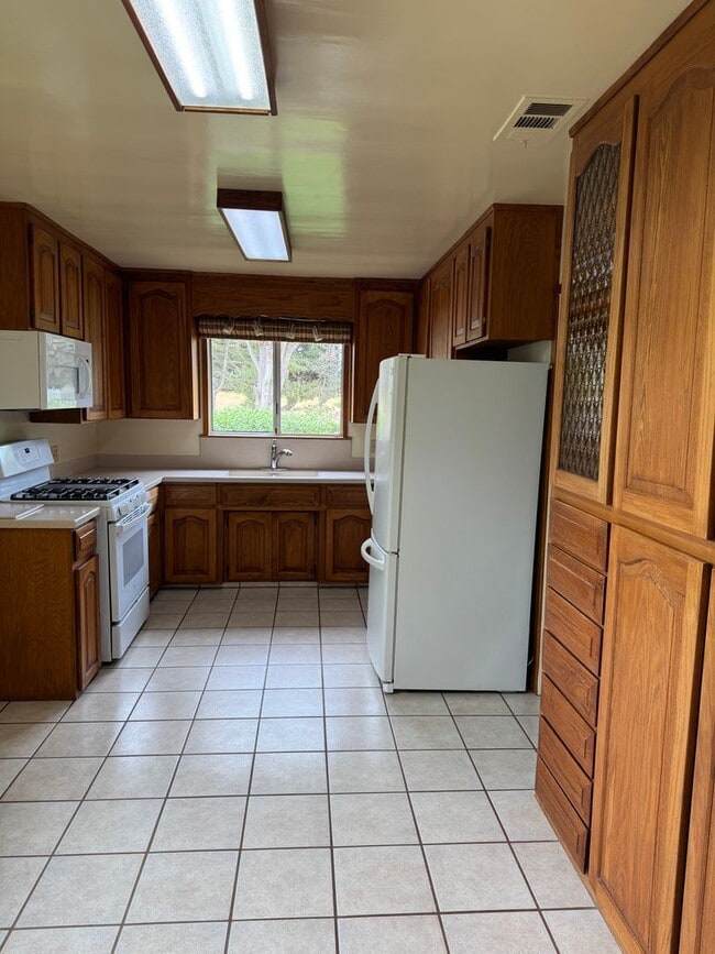 Foto del edificio - 3bd/2ba + 1bd/1ba country living home