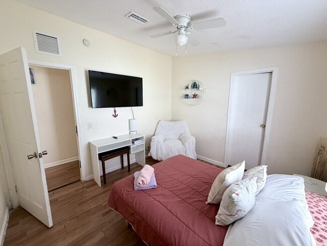 Building Photo - Available room for rent in a shared living environment.