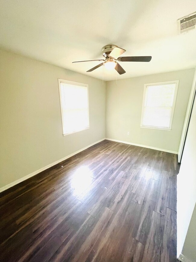Building Photo - ** 3 bed 1 bath located in Forest Hills **...