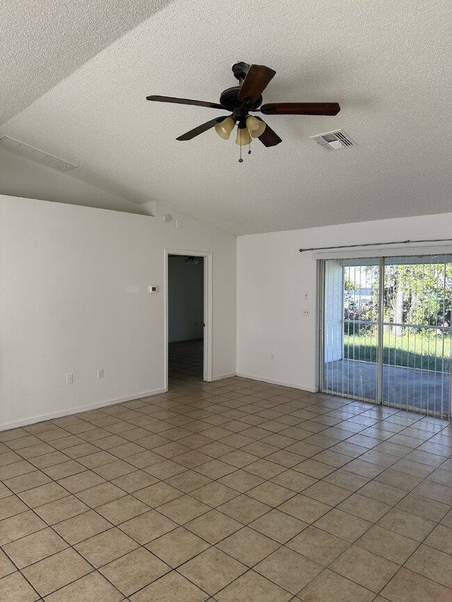Foto del edificio - 4 Bedroom, 2 Bathroom, 2 Car Garage Home o...