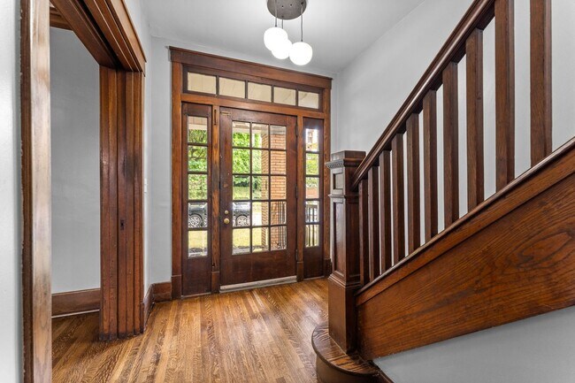 Foto del edificio - Beautiful 5 Bedroom, 2 Bathroom in Mt.Lebanon- Original Hardwood Floors and Garage