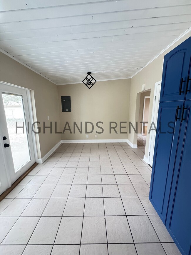 Building Photo - 1613 Hitakee Ave